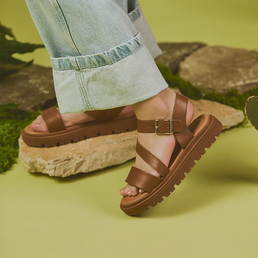 SANDALIA COQUETA PARA NIÑA COLOR MIEL DE PIEL TOMASA CON HEBILLA