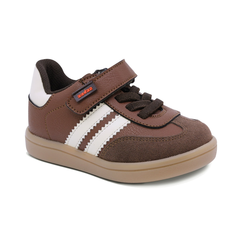 TENIS AUDAZ PARA NIÑO DE SINTÉTICO COLOR CAFÉ CLARO SMITH CON FRANJAS BLANCAS