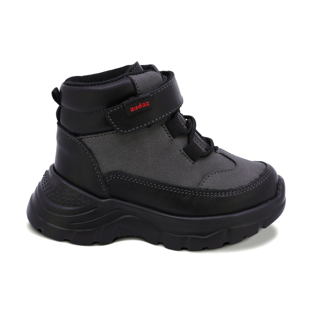 BOTA AUDAZ PARA NIÑO DE PIEL COLOR NEGRO SUELA NEMO CON TIRA DE CONTACTO