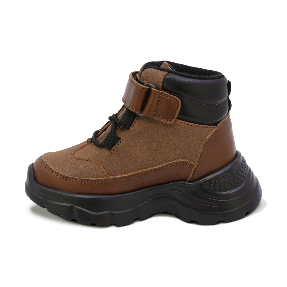 BOTA AUDAZ PARA NIÑO DE PIEL COLOR CAFÉ CLARO SUELA NEMO CON TIRA DE CONTACTO