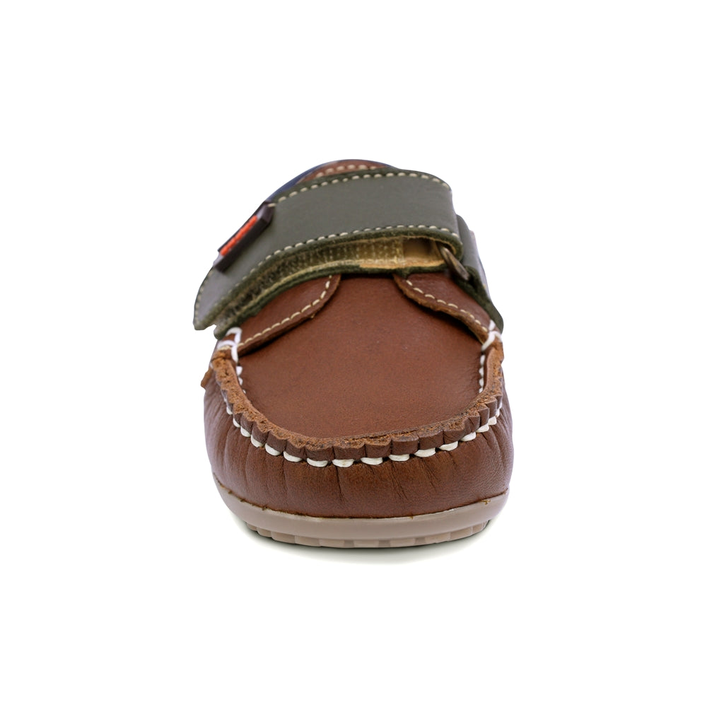 MOCASÍN AUDAZ PARA NIÑO DE PIEL COLOR CAFÉ CLARO MÁLAGA CON TIRA DE CONTACTO