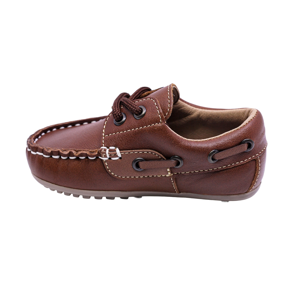 MOCASÍN AUDAZ PARA NIÑO COLOR CAFÉ CLARO DE PIEL MALAGA CON AGUJETA