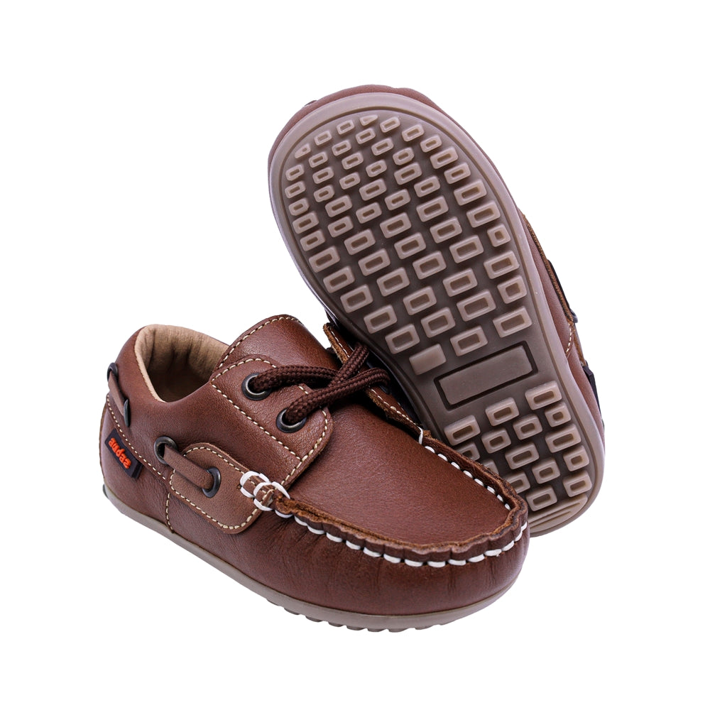 MOCASÍN AUDAZ PARA NIÑO COLOR CAFÉ CLARO DE PIEL MALAGA CON AGUJETA