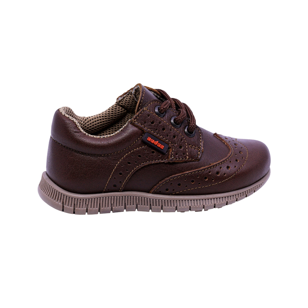 ZAPATO AUDAZ PARA NIÑO COLOR CAFÉ DE PIEL CLICK CON AGUJETA