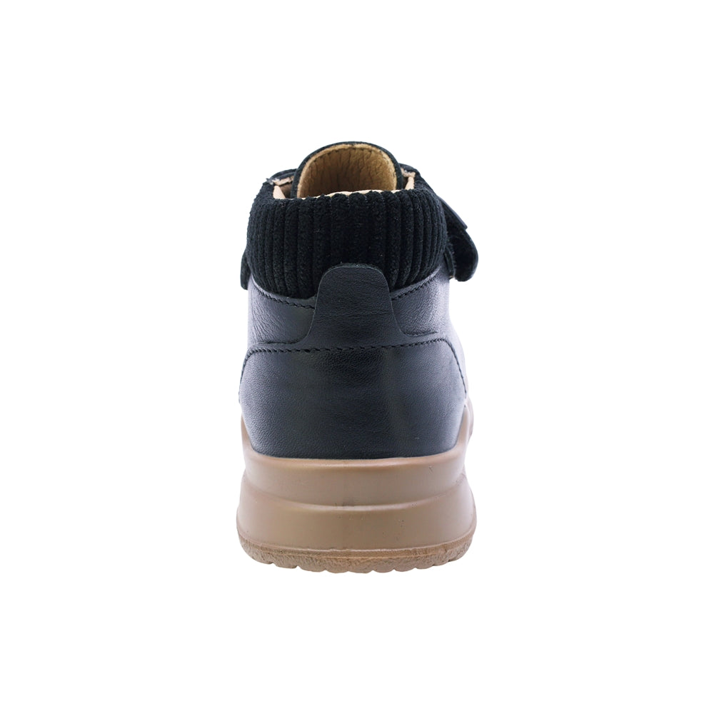 BOTA AUDAZ PARA NIÑO EN PIEL COLOR NEGRO TOKIO CON AGUJETA Y TIRA DE CONTACTO