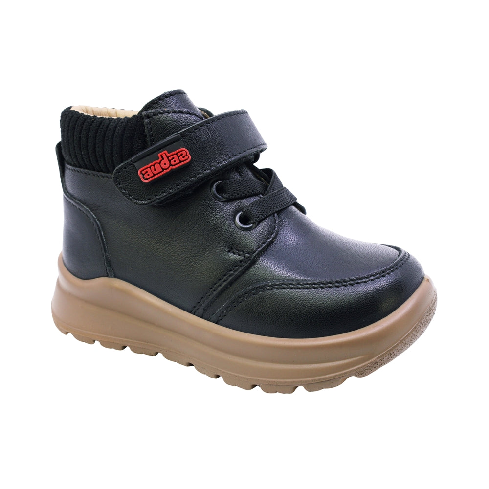 BOTA AUDAZ PARA NIÑO EN PIEL COLOR NEGRO TOKIO CON AGUJETA Y TIRA DE CONTACTO