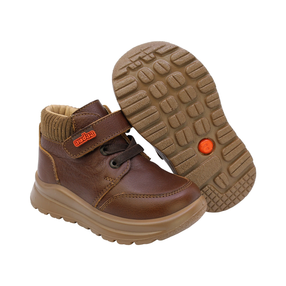 BOTA AUDAZ PARA NIÑO EN PIEL COLOR CAFÉ TOKIO CON AGUJETA Y TIRA DE CONTACTO