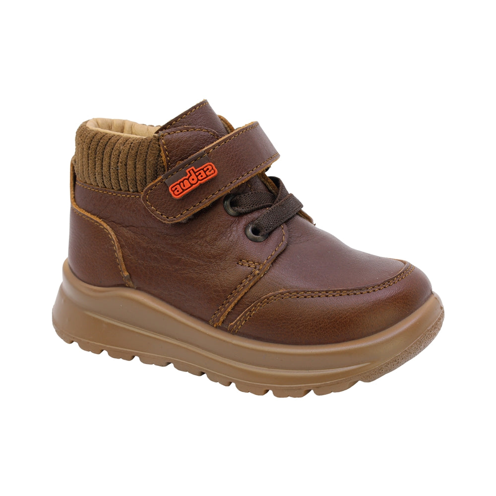 BOTA AUDAZ PARA NIÑO EN PIEL COLOR CAFÉ TOKIO CON AGUJETA Y TIRA DE CONTACTO