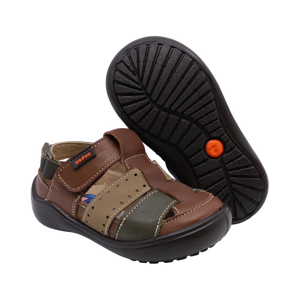Sandalia Audaz para niño en piel café claro Castor con perforaciones decorativas