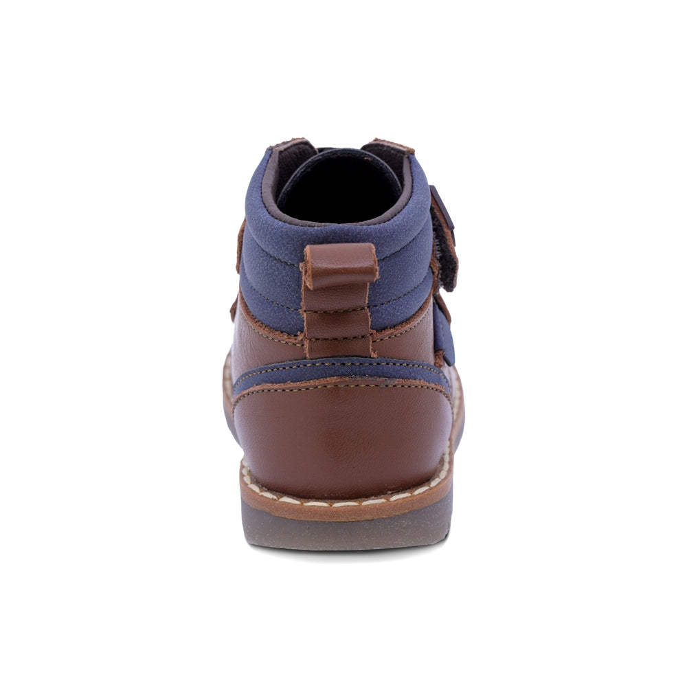 BOTITA AUDAZ PARA NIÑO DE PIEL COLOR CAFÉ CLARO RONDY CON DOBLE TIRA DE CONTACTO