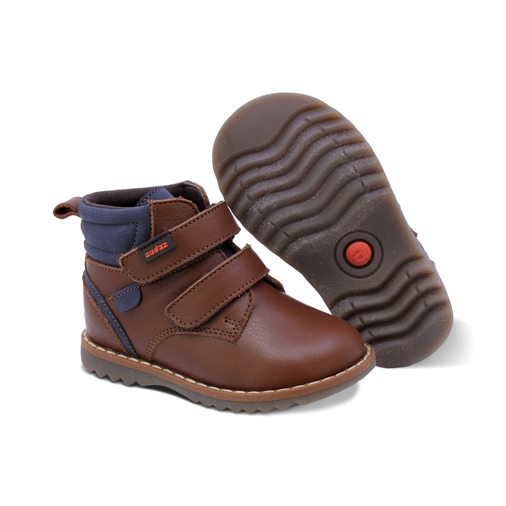 BOTITA AUDAZ PARA NIÑO DE PIEL COLOR CAFÉ CLARO RONDY CON DOBLE TIRA DE CONTACTO