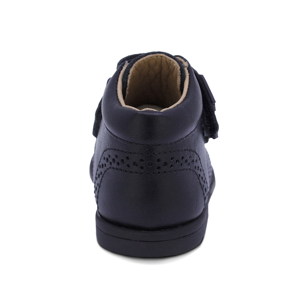 BOTITA AUDAZ PARA NIÑO DE PIEL COLOR NEGRO TOMY CON TIRA DE CONTACTO