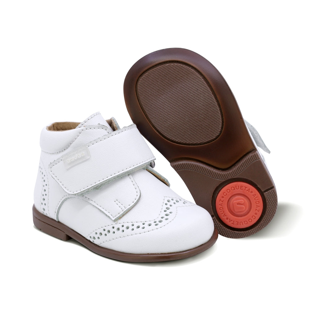 BOTITA AUDAZ PARA NIÑO DE PIEL COLOR BLANCO TOMY CON TIRA DE CONTACTO