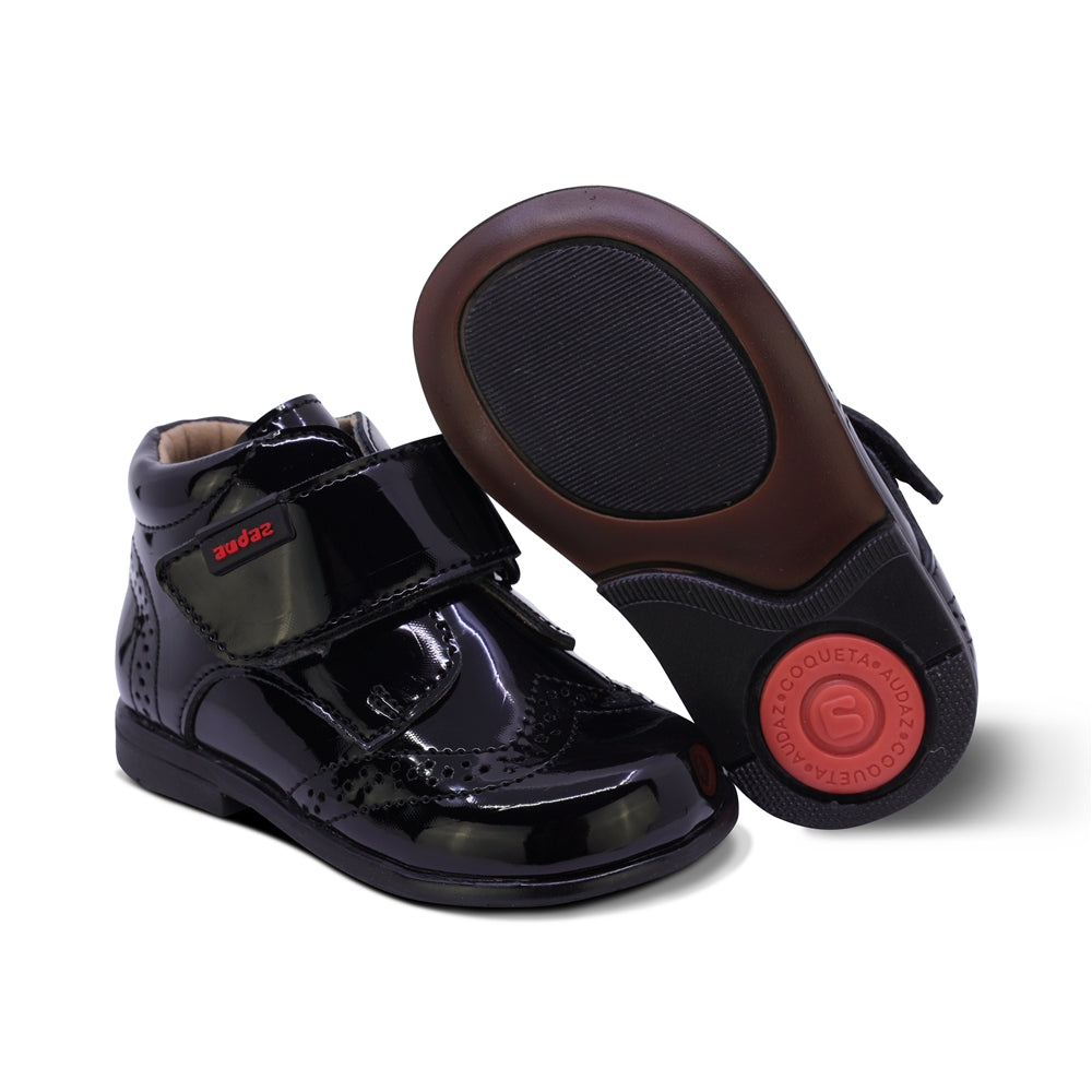 BOTITA AUDAZ PARA NIÑO EN CHAROL COLOR NEGRO TOMY CON TIRA DE CONTACTO