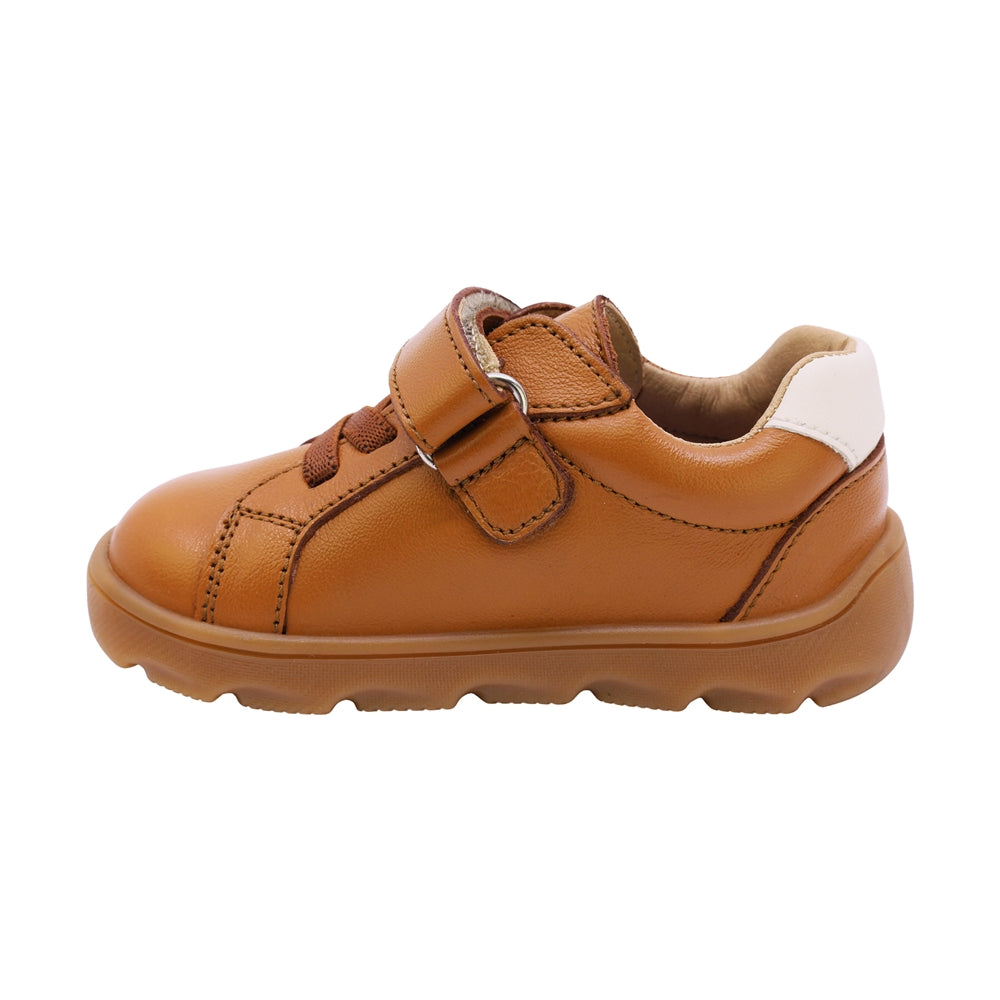 TENIS AUDAZ PARA NIÑO EN PIEL COLOR MIEL ZERO CON AGUJETA Y TIRA DE CONTACTO