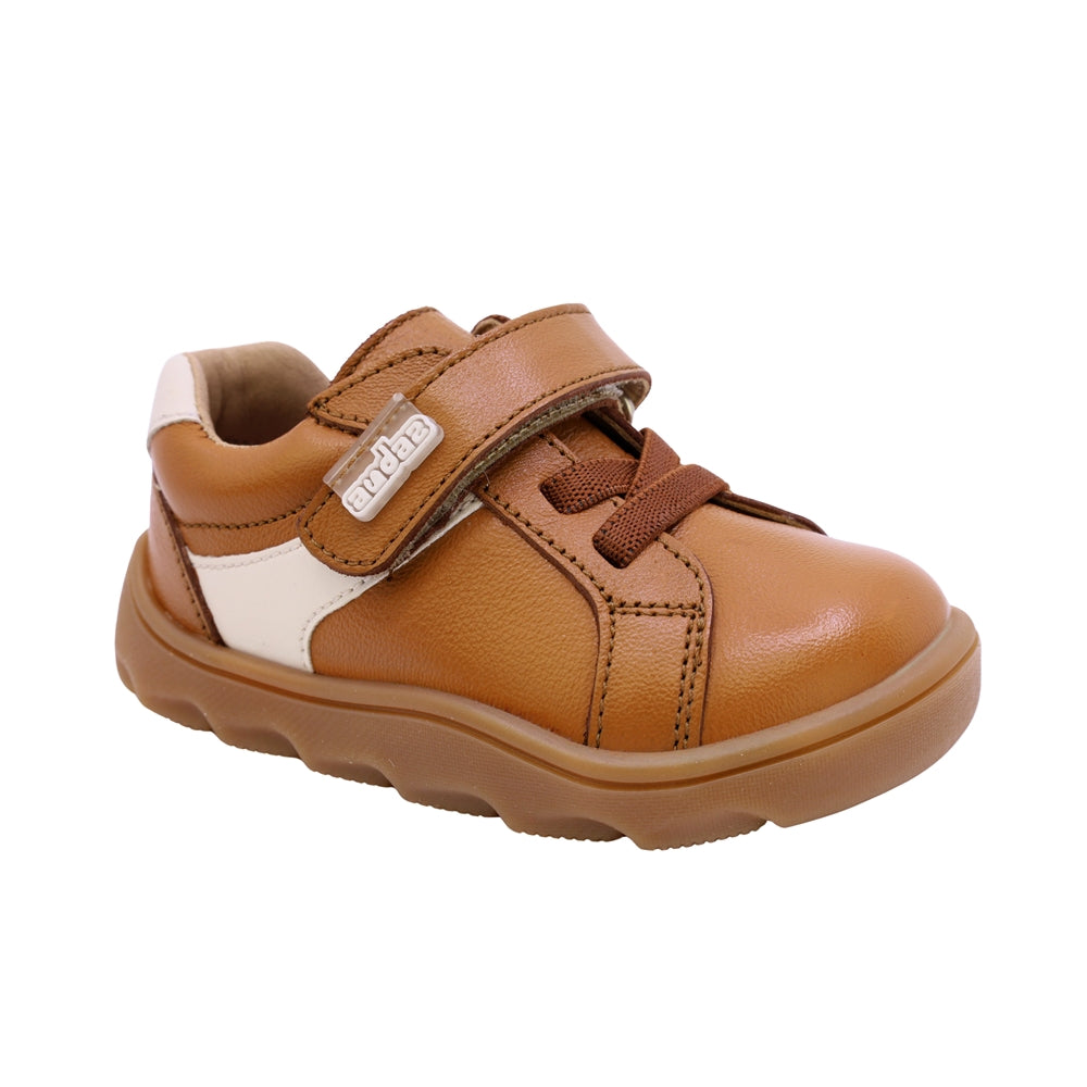 TENIS AUDAZ PARA NIÑO EN PIEL COLOR MIEL ZERO CON AGUJETA Y TIRA DE CONTACTO