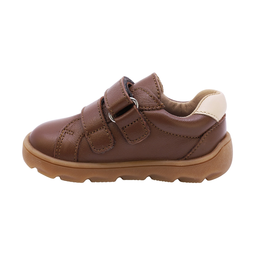TENIS AUDAZ PARA NIÑO EN PIEL COLOR CAFÉ CLARO ZERO CON DOBLE TIRA DE CONTACTO