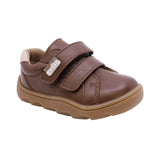 TENIS AUDAZ PARA NIÑO EN PIEL COLOR CAFÉ CLARO ZERO CON DOBLE TIRA DE CONTACTO