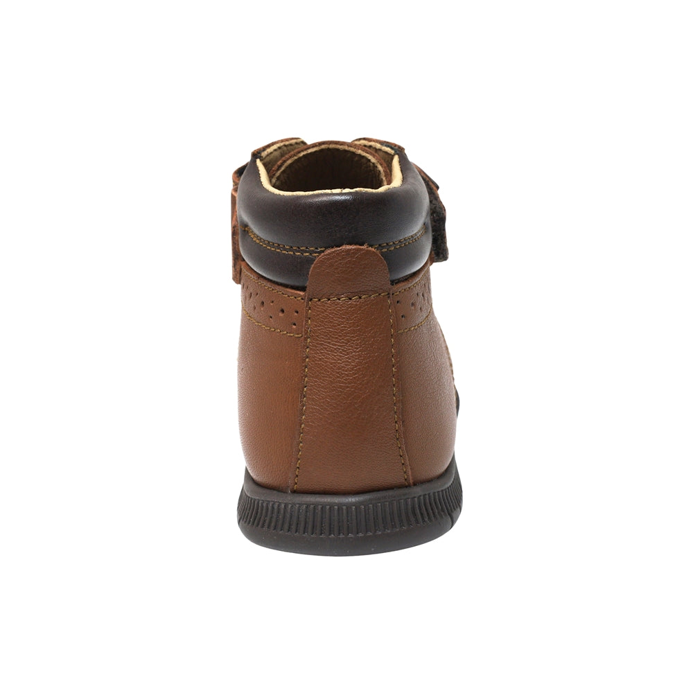 BOTA AUDAZ PARA NIÑO EN PIEL COLOR CAFÉ CLARO CLICK CON AGUJETA Y TIRA DE CONTACTO