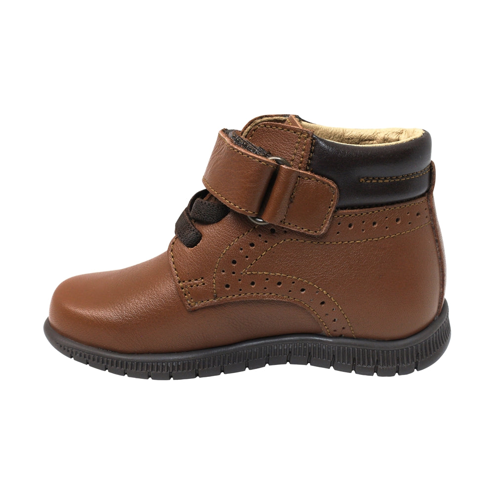 BOTA AUDAZ PARA NIÑO EN PIEL COLOR CAFÉ CLARO CLICK CON AGUJETA Y TIRA DE CONTACTO