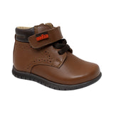 BOTA AUDAZ PARA NIÑO EN PIEL COLOR CAFÉ CLARO CLICK CON AGUJETA Y TIRA DE CONTACTO