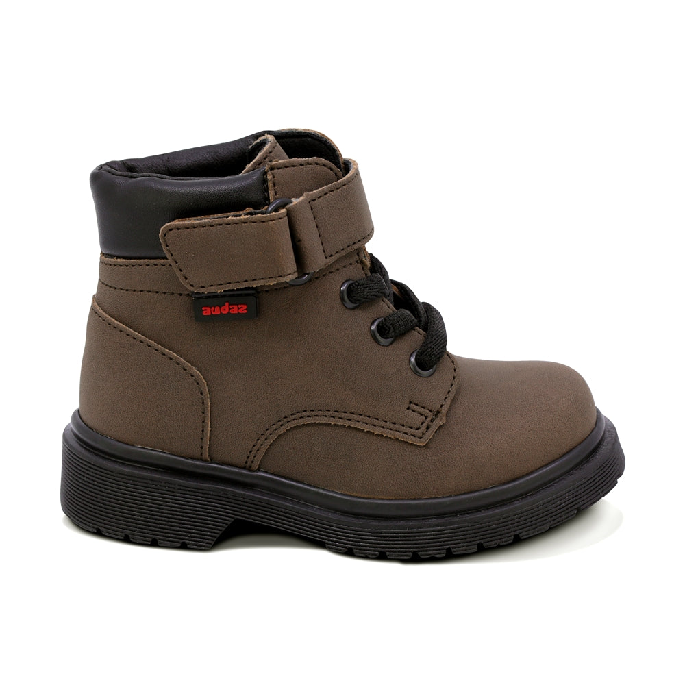 BOTA AUDAZ PARA NIÑO DE SINTÉTICO COLOR CAFÉ MARTIN CON TIRA DE CONTACTO