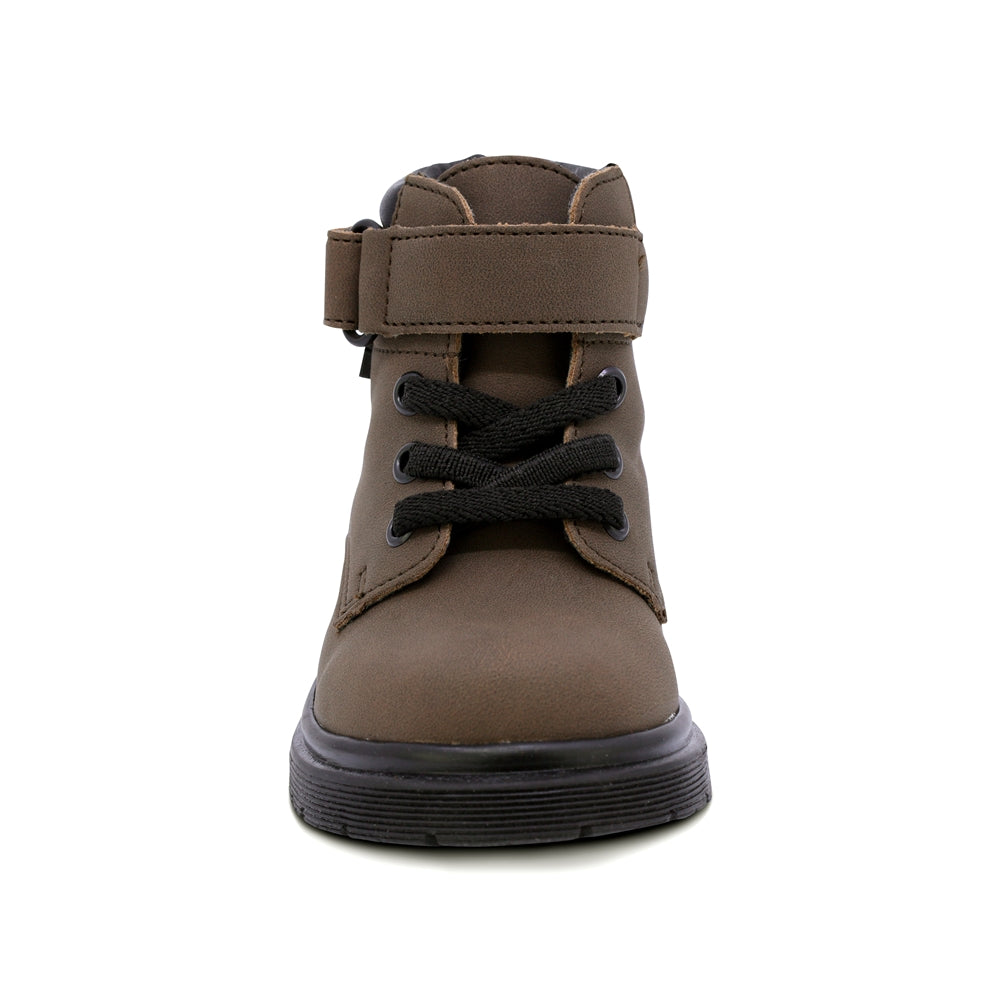 BOTA AUDAZ PARA NIÑO DE SINTÉTICO COLOR CAFÉ MARTIN CON TIRA DE CONTACTO
