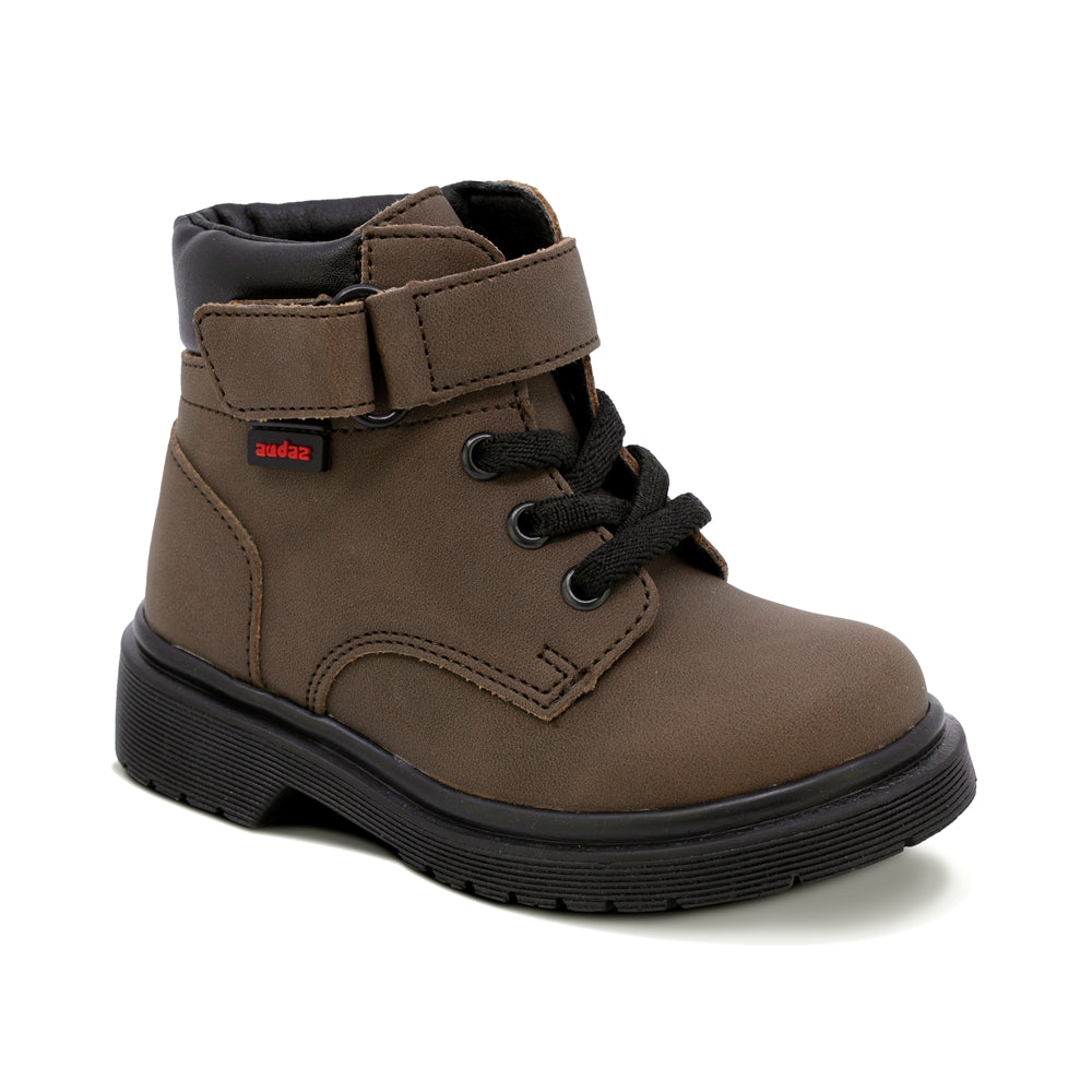 BOTA AUDAZ PARA NIÑO DE SINTÉTICO COLOR CAFÉ MARTIN CON TIRA DE CONTACTO