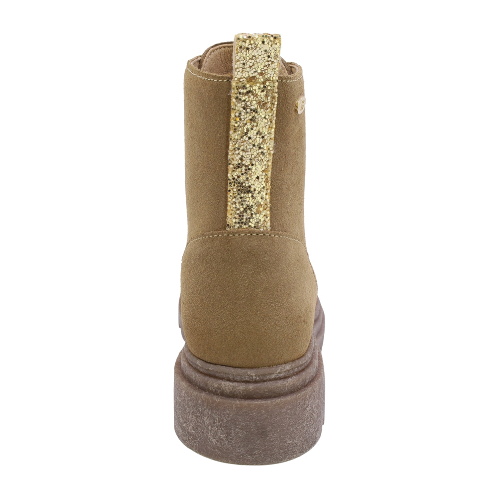 BOTA COQUETA PARA NIÑA EN PIEL COLOR BEIGE JAZZ CON AGUJETA