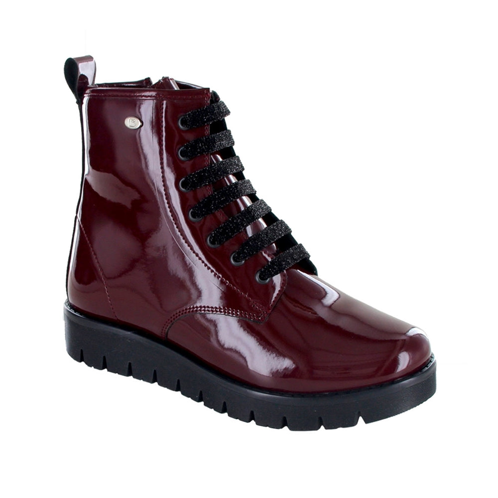 BOTA COQUETA  PARA NIÑA CHAROL VINO FLORENCE CON AGUJETA