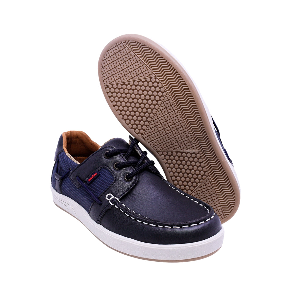 MOCASÍN AUDAZ PARA NIÑO COLOR AZUL MARINO DE PIEL STEVE CON AGUJETA