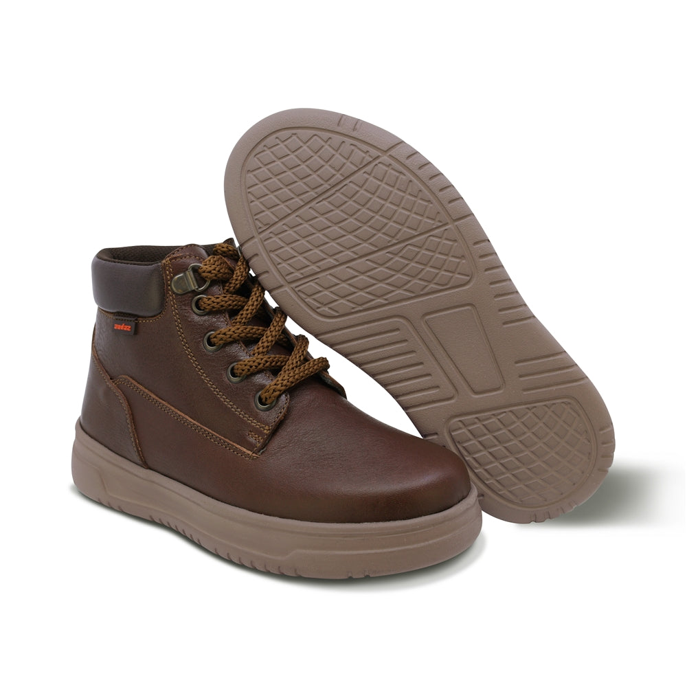BOTA AUDAZ PARA NIÑO DE PIEL COLOR CAFÉ RAPTOR CON AGUJETA