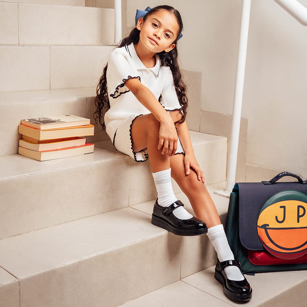 Zapato escolar Coqueta para niña en charol negro Nora con tira de contacto