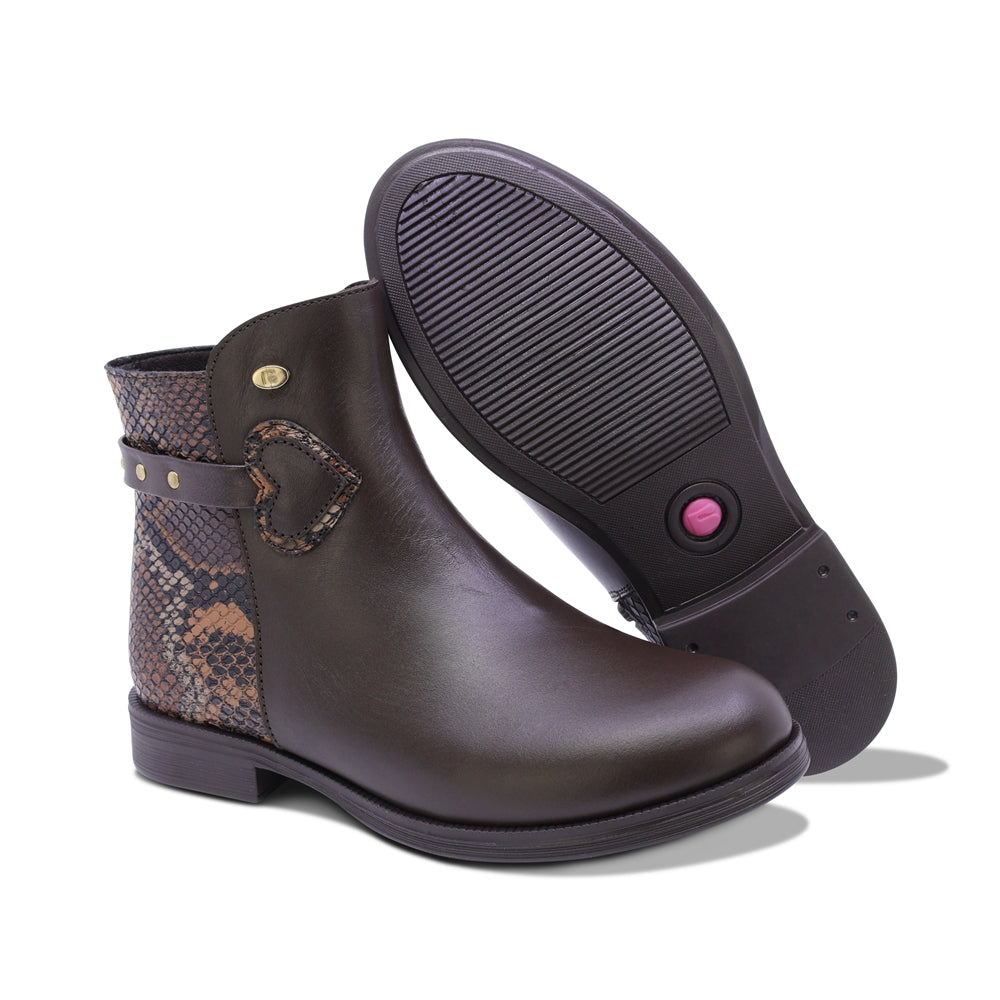 BOTA COQUETA PARA NIÑA DE PIEL COLOR CAFÉ CANUTA CON CIERRE