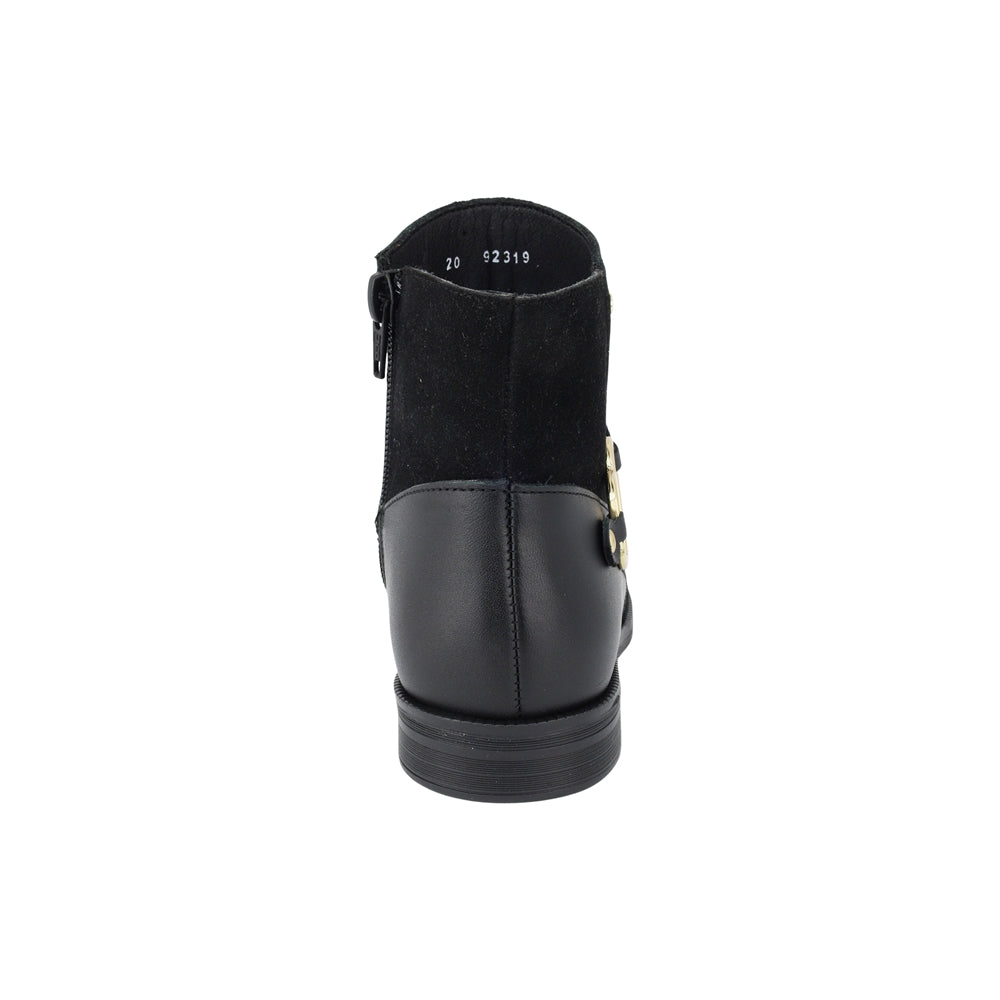 BOTA COQUETA PARA NIÑA EN PIEL COLOR NEGRO CANUTA CON ELÁSTICO Y HERRAJE DE CORAZÓN