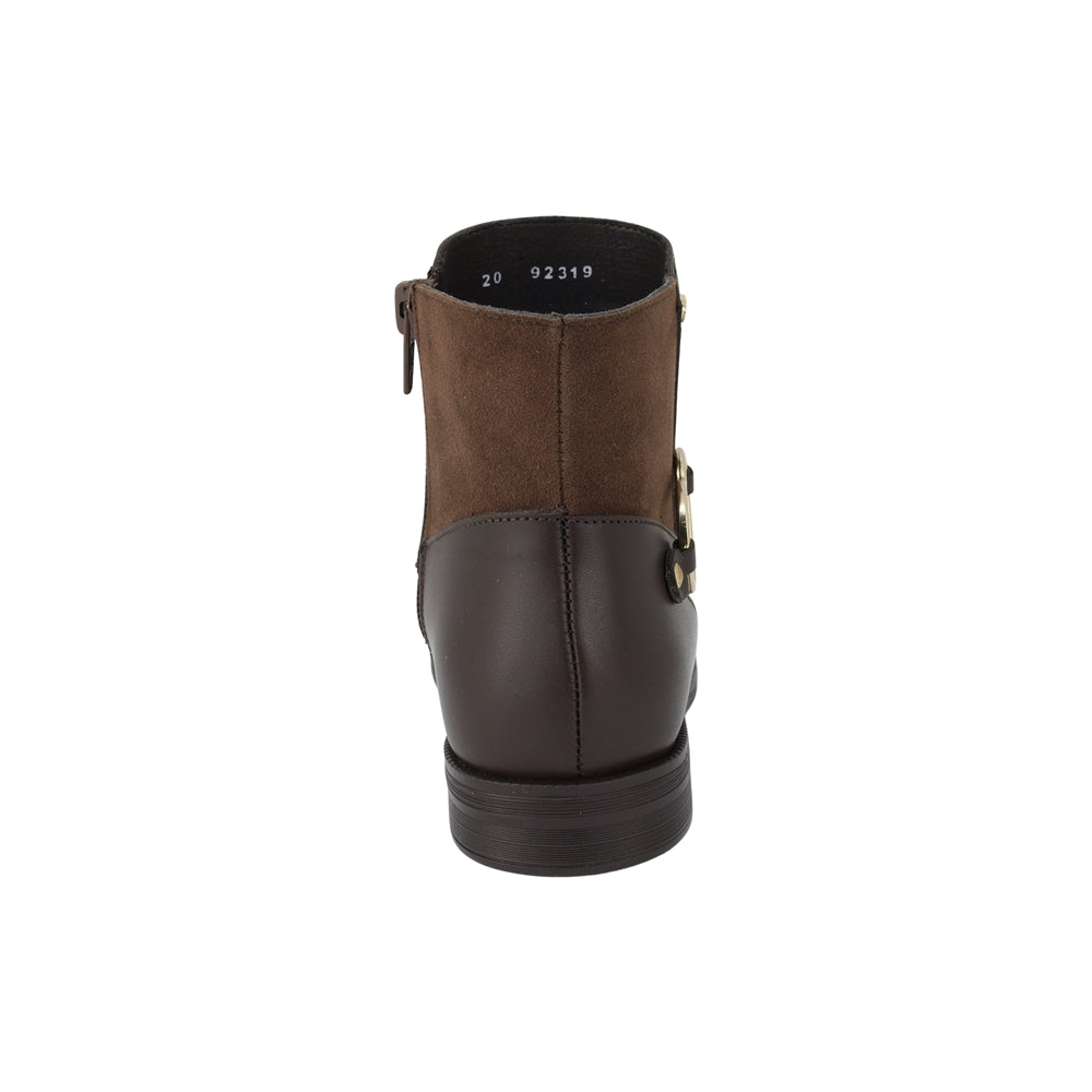 BOTA COQUETA PARA NIÑA EN PIEL COLOR CAFÉ CANUTA CON ELÁSTICO Y HERRAJE DE CORAZÓN