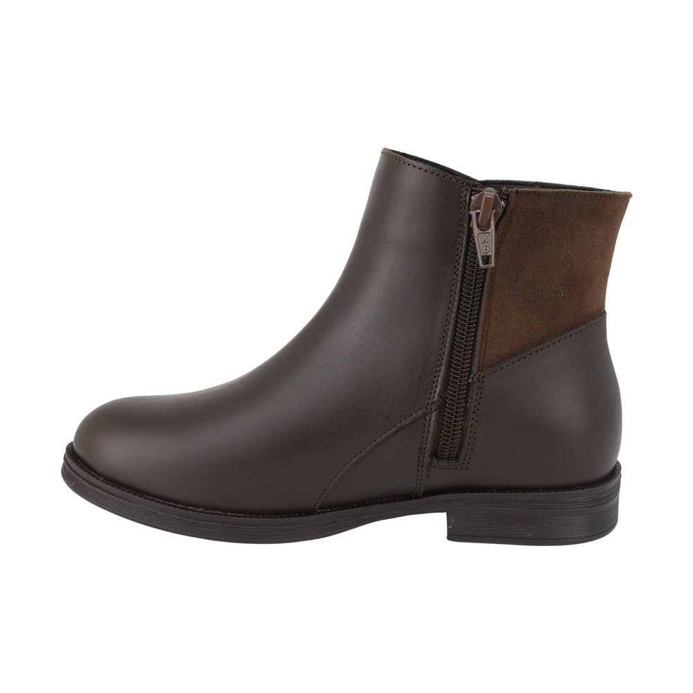 BOTA COQUETA PARA NIÑA EN PIEL COLOR CAFÉ CANUTA CON ELÁSTICO Y HERRAJE DE CORAZÓN