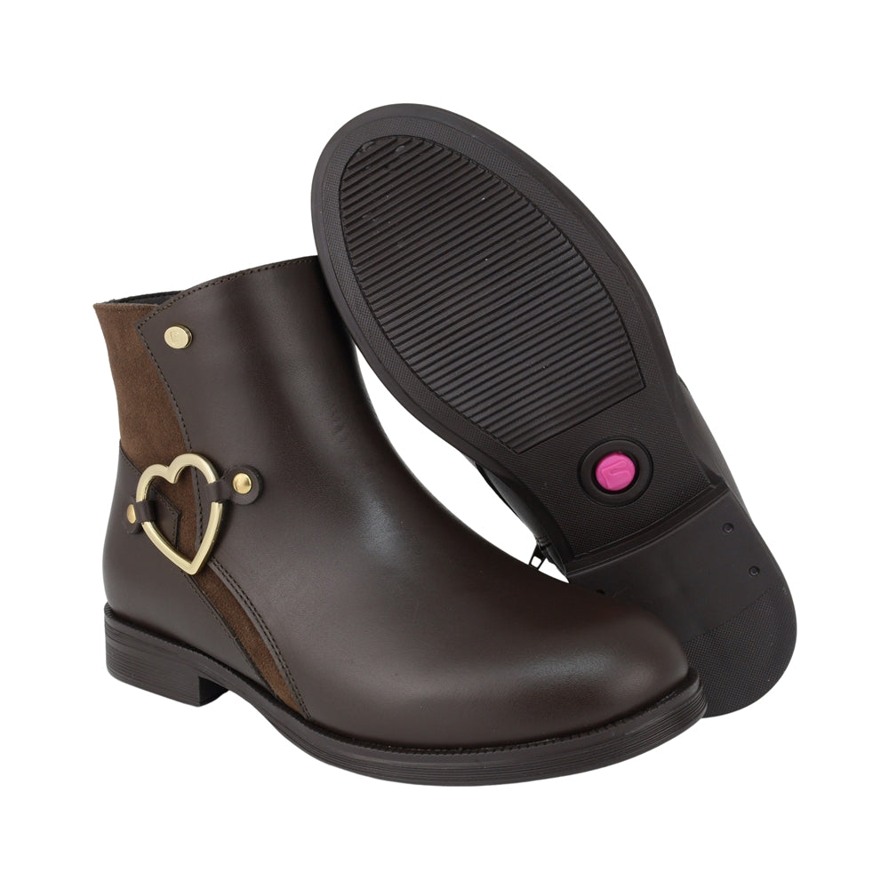 BOTA COQUETA PARA NIÑA EN PIEL COLOR CAFÉ CANUTA CON ELÁSTICO Y HERRAJE DE CORAZÓN