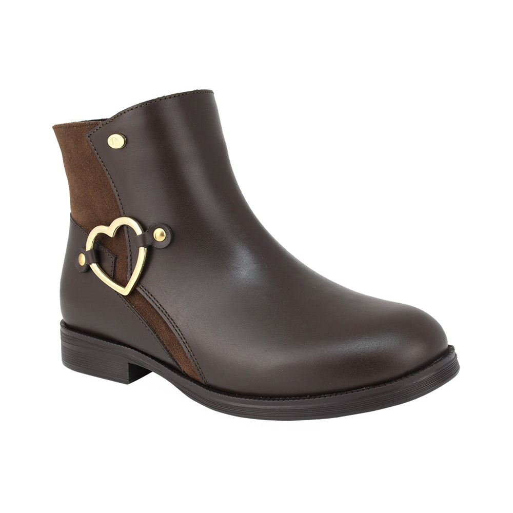 BOTA COQUETA PARA NIÑA EN PIEL COLOR CAFÉ CANUTA CON ELÁSTICO Y HERRAJE DE CORAZÓN