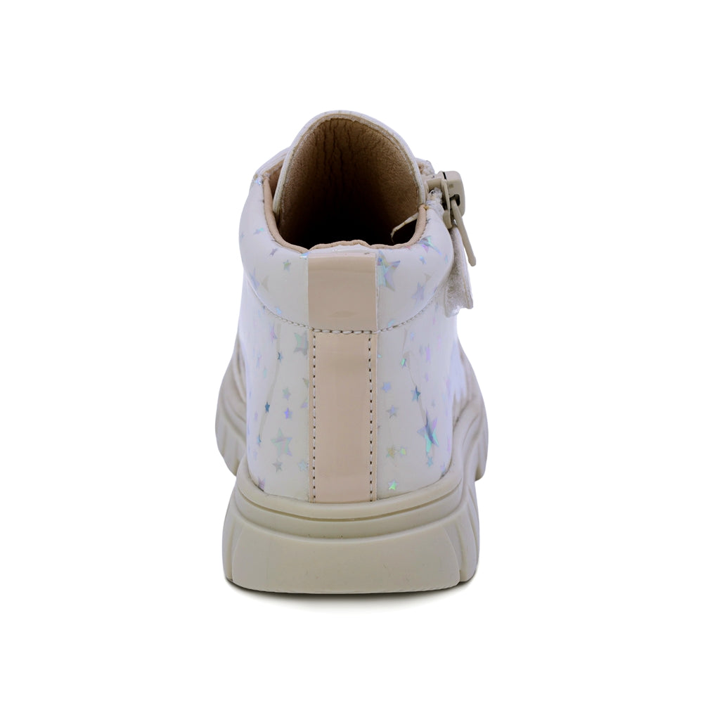 BOTITA COQUETA PARA NIÑA EN CHAROL COLOR BEIGE THUNDER CON ESTAMPADO DE ESTRELLAS