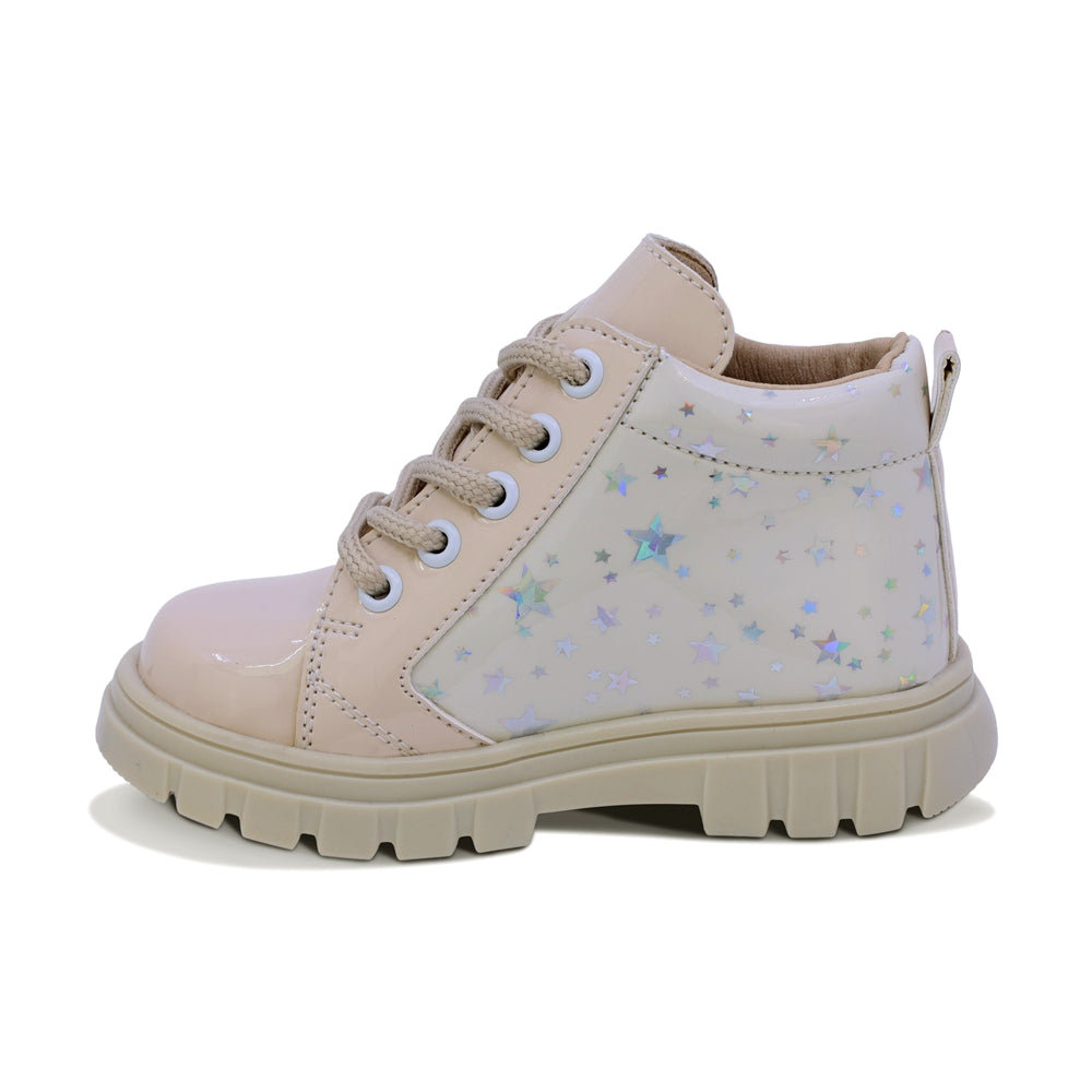 BOTITA COQUETA PARA NIÑA EN CHAROL COLOR BEIGE THUNDER CON ESTAMPADO DE ESTRELLAS