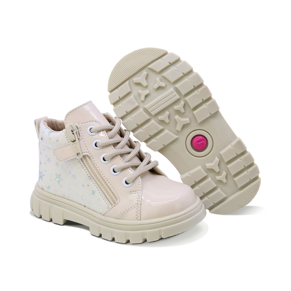 BOTITA COQUETA PARA NIÑA EN CHAROL COLOR BEIGE THUNDER CON ESTAMPADO DE ESTRELLAS