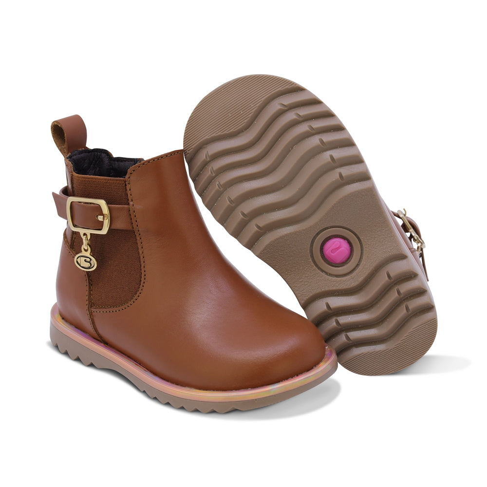 BOTA COQUETA PARA NIÑA DE PIEL COLOR MIEL RONDY CON HEBILLA DECORATIVA