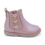 BOTA COQUETA PARA NIÑA DE PIEL COLOR ROSA RONDY CON DETALLE DE CORAZONES