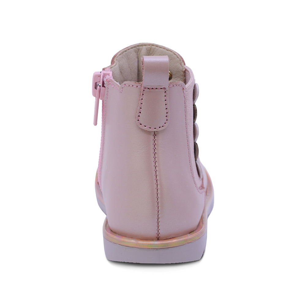 BOTA COQUETA PARA NIÑA DE PIEL COLOR ROSA RONDY CON DETALLE DE CORAZONES