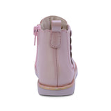 BOTA COQUETA PARA NIÑA DE PIEL COLOR ROSA RONDY CON DETALLE DE CORAZONES
