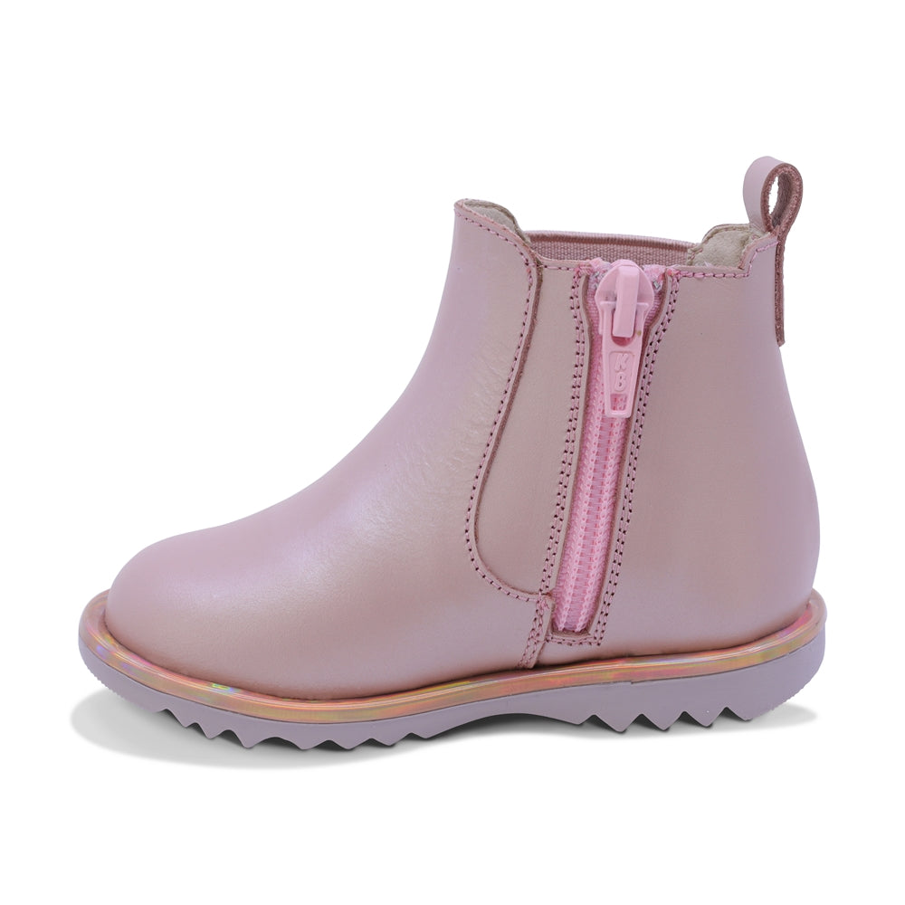 BOTA COQUETA PARA NIÑA DE PIEL COLOR ROSA RONDY CON DETALLE DE CORAZONES