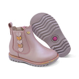 BOTA COQUETA PARA NIÑA DE PIEL COLOR ROSA RONDY CON DETALLE DE CORAZONES