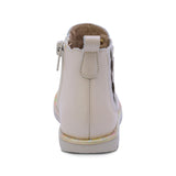 BOTA COQUETA PARA NIÑA DE SINTÉTICO COLOR BEIGE SUELA RONDY CON CORAZONES LATERALES