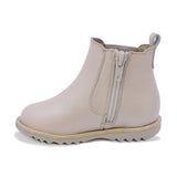 BOTA COQUETA PARA NIÑA DE SINTÉTICO COLOR BEIGE SUELA RONDY CON CORAZONES LATERALES